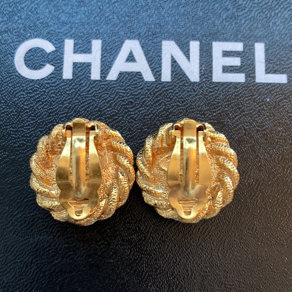 Authentic Chanel Vintage Faux Pearl Clip On Earrings - Picture 3 of 9